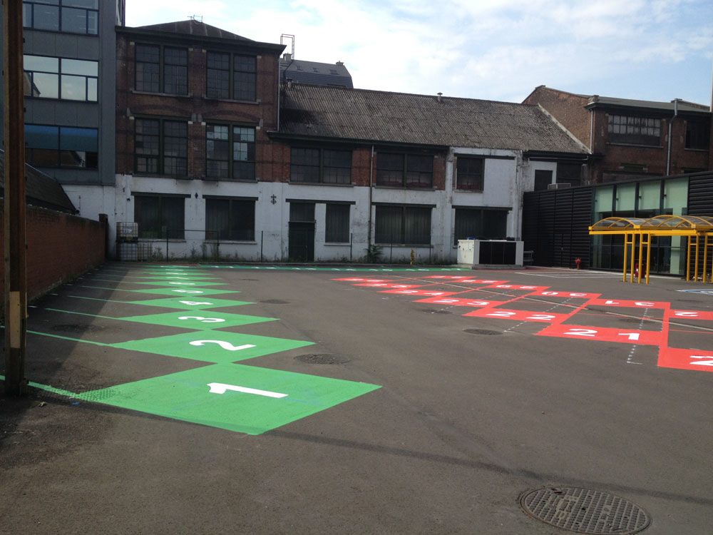 gekleurde wegmarkering voor aanduiding parkingplaatsen